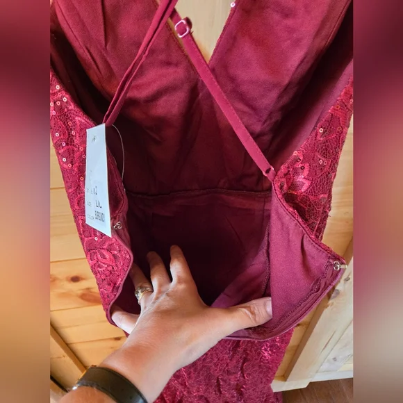 Elegant Burgundy Lace Evening Gown Size Large - Picture 8 of 10